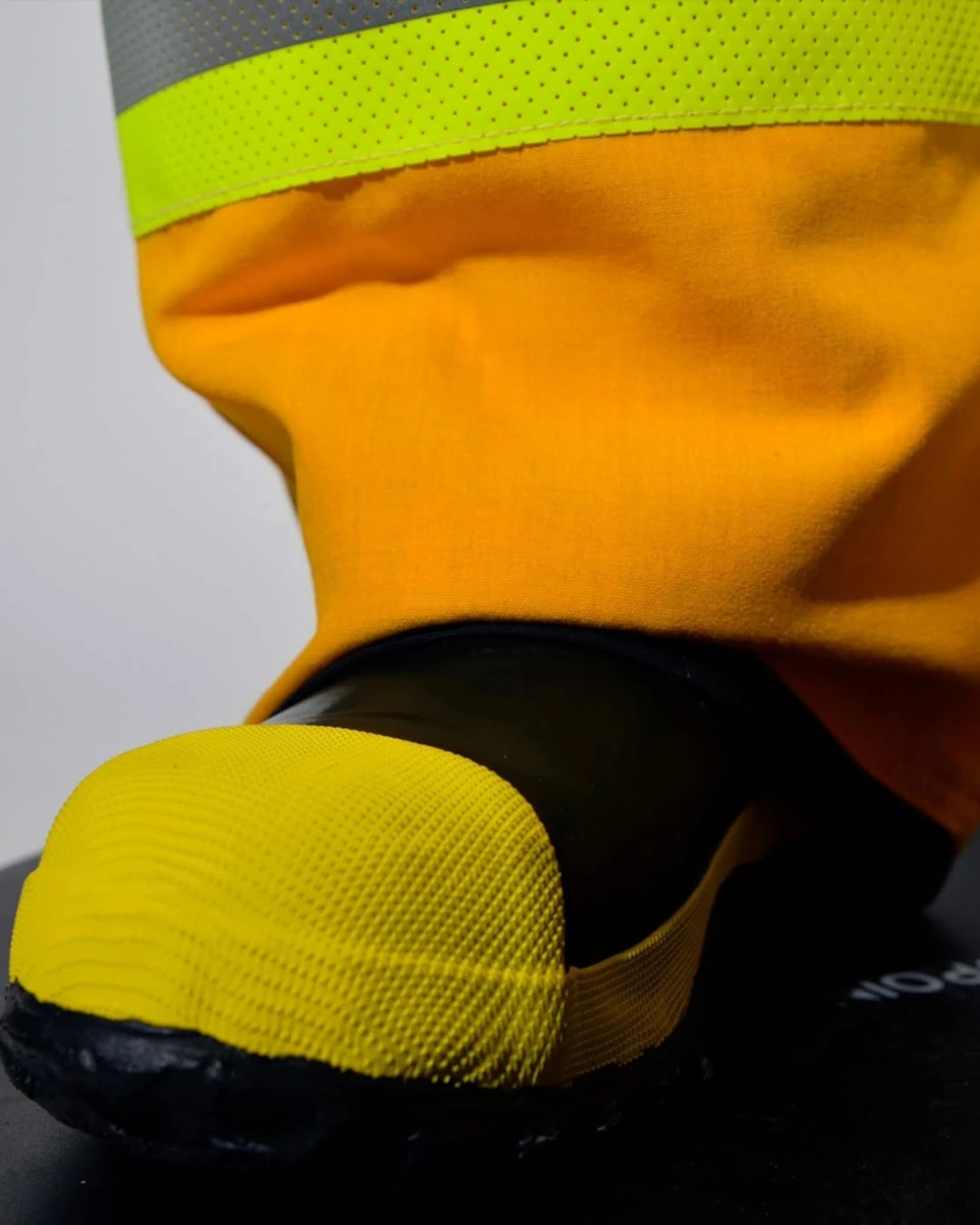 Detalle botas de bombero brigadista defender sköld