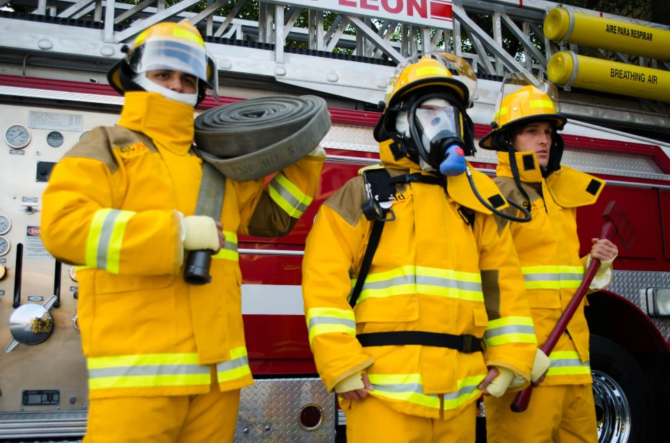 Equipo de brigadistas con traje de bombero sköld